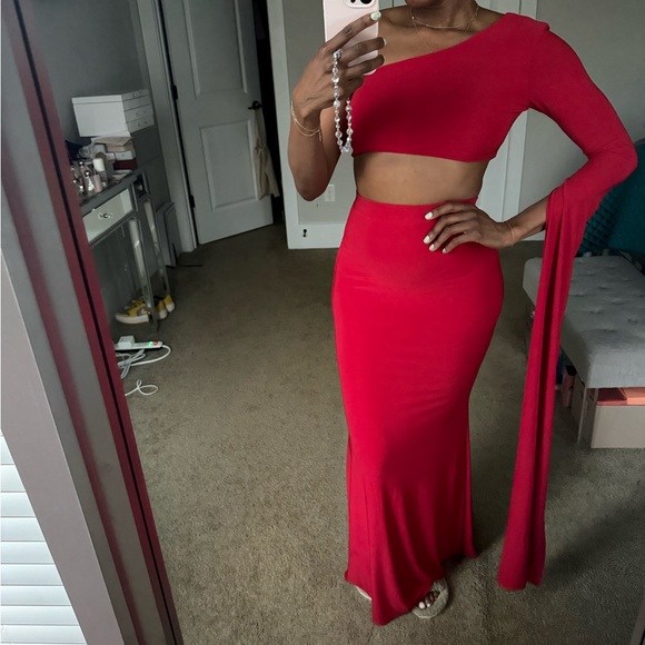 Elegant Red One-Shoulder Skirt Set - Picture 6 of 10